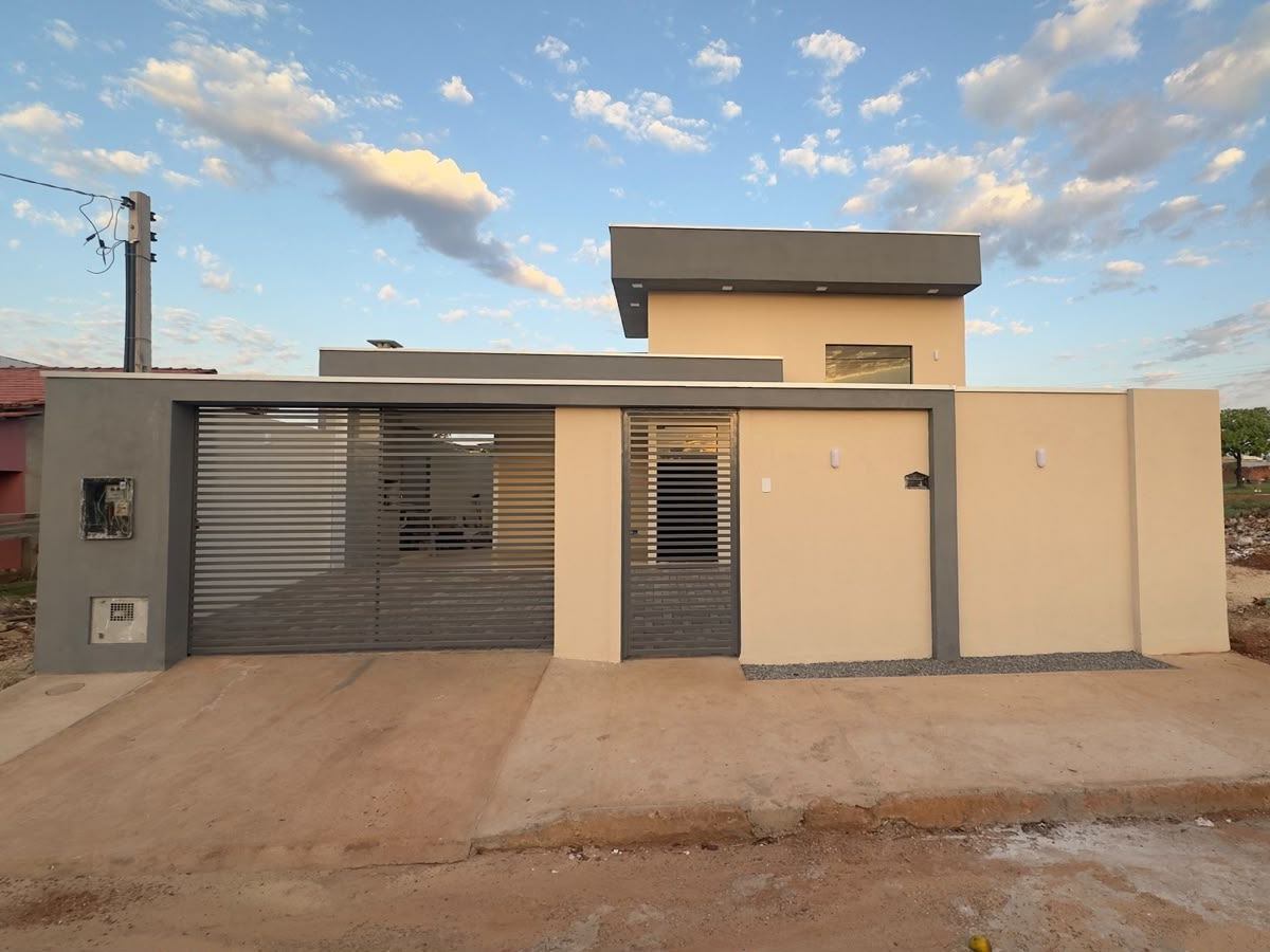 Fachada de residência com muro, portão e platibanda