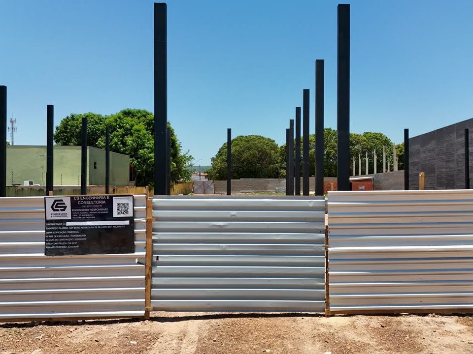 Obra de galpão comercial em estrutura metálica com placa da CS Engenharia